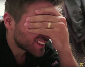 VIDEO: sorprendió a su mujer y le reveló que estaba embarazada