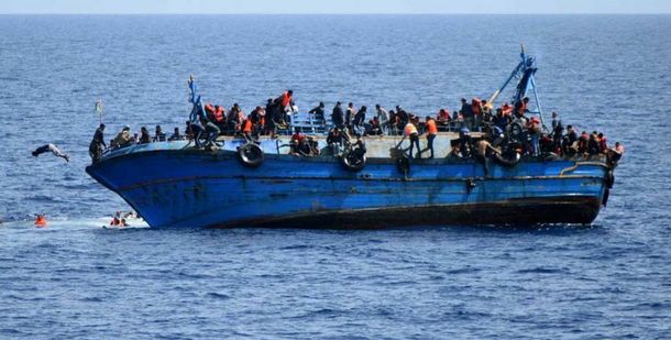 VIDEO: Así fue el vuelco de la barcaza con más de 500 migrantes frente a la costa de Libia