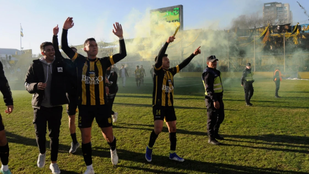 Olimpo le ganó el clásico a Villa Mitre en un partido lleno de sospechas por errores del arquero