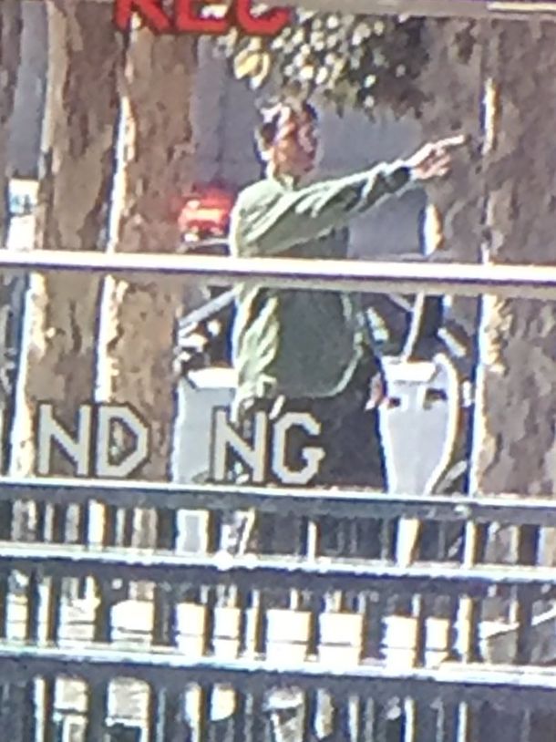 Se atrincheró hombre armado amenazando con disparar en la plaza principal de San Francisco