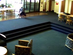 Entró armado a una universidad y terminó en el piso: le tiraron gas pimienta