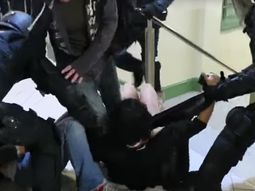 asi le fracturaron la mano a marta, miembro de una mesa en el sangriento referendum asi le fracturaron la mano a marta, miembro de una mesa en el sangriento referendum