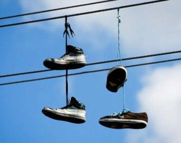 ¿Qué significan las zapatillas colgadas de cables?