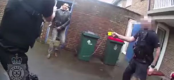 Un atacó a policías con un martillo en Reino Unido