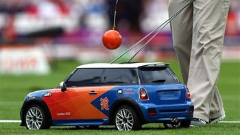 los mini mini coopers asisten a los atletas en los jj.oo. los mini mini coopers asisten a los atletas en los jj.oo.