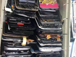 Clausuran locales y detienen a tres extranjeros por vender celulares robados