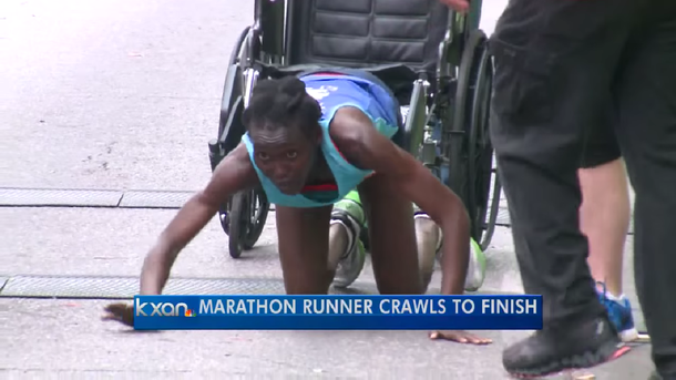 Mirá la heróica llegada de una atleta en la maratón de Austin