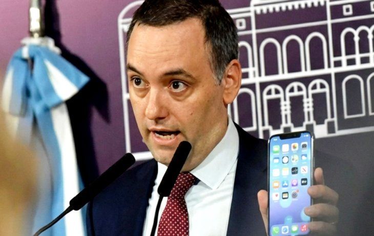 Adorni reculó y se disculpó por haber dicho que se desloma por el país