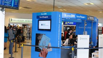 En caso de urgencia, las personas pueden obtener su pasaporte al instante en algunos puntos del país. En caso de urgencia, las personas pueden obtener su pasaporte al instante en algunos puntos del país.