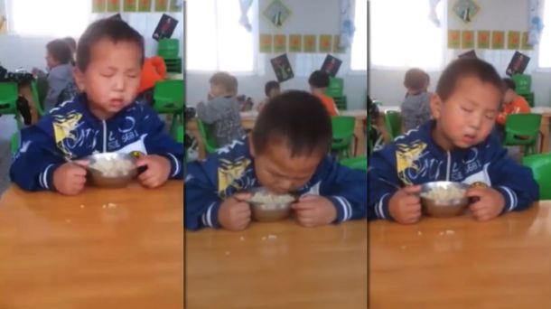 Tenía tanto sueño que se le caía la cabeza mientras comía