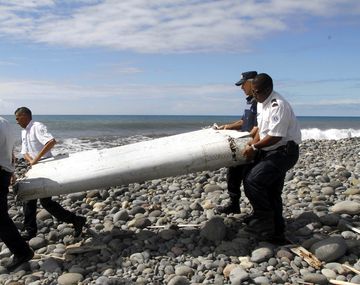 {altText(,#MH370: Hallan más restos del avión de Malaysia)}