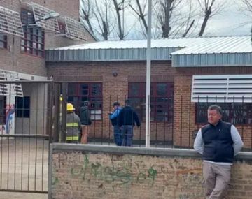 A cuchillazos en Neuquén: dos chicas se pelearon afuera de la escuela y una terminó en el hospital