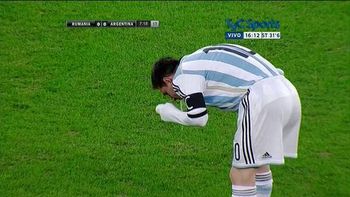susto: lionel messi vomito apenas empezo el partido susto: lionel messi vomito apenas empezo el partido