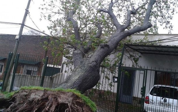 Alerta roja en Uruguay por vientos de hasta 190 km/h