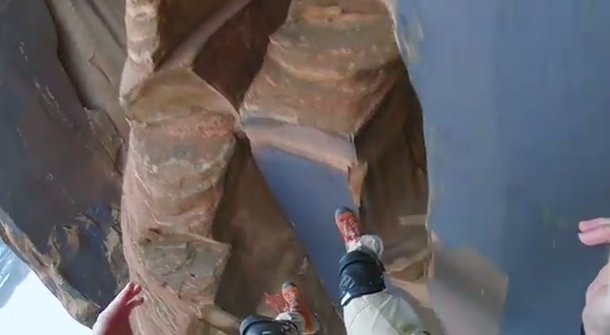 VIDEO: Sobrevive a un salto en paracaídas que sale muy mal