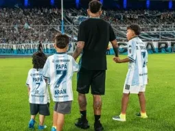 Duván Vergara en la cancha de Racing con sus hijos. Duván Vergara en la cancha de Racing con sus hijos.