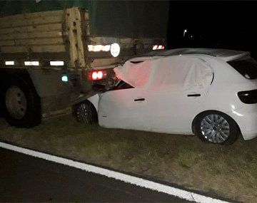 Entre Ríos: un muerto por un auto que se incrustó debajo de un camión en Ruta 12