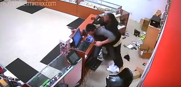 VIDEO: Un ladrón armado se encontró con un valiente comerciante