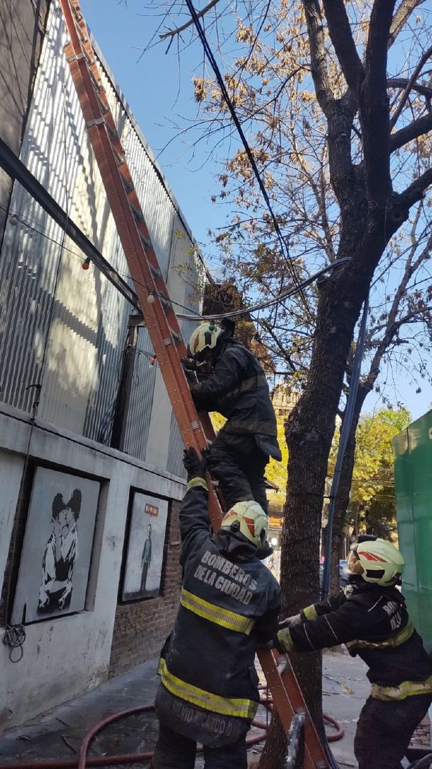Impresionante incendio en el Patio de los Lecheros de Caballito