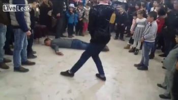 Se dio un terrible golpe cuando trató de dar una vuelta en el aire Se dio un terrible golpe cuando trató de dar una vuelta en el aire