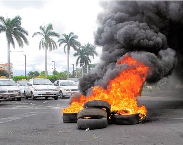 Quieren prohibir la quema de neumáticos en la calle