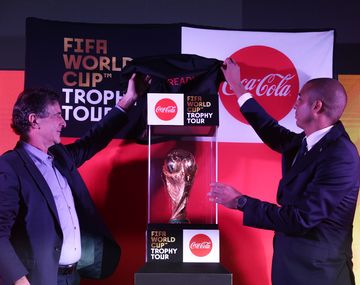 Mario Kempes y David Trezeguet develaron la Copa del Mundo