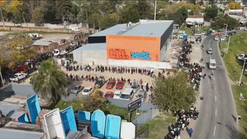 desesperante: se formo una fila de diez cuadras para conseguir trabajo en un frigorifico de moreno