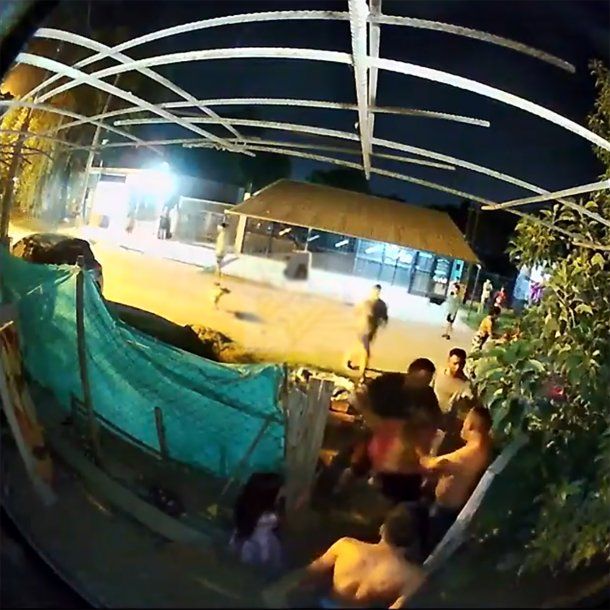 Video: batalla campal entre vecinos de Campana porque un perro se comió a un pollito