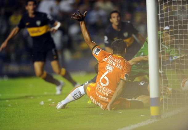 El controvertido gol con el que Boca abrió el partido ante Barcelona