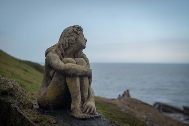 Mar del Plata: revelaron quién fue el autor de la escultura de una mujer que apareció en Playa Chica