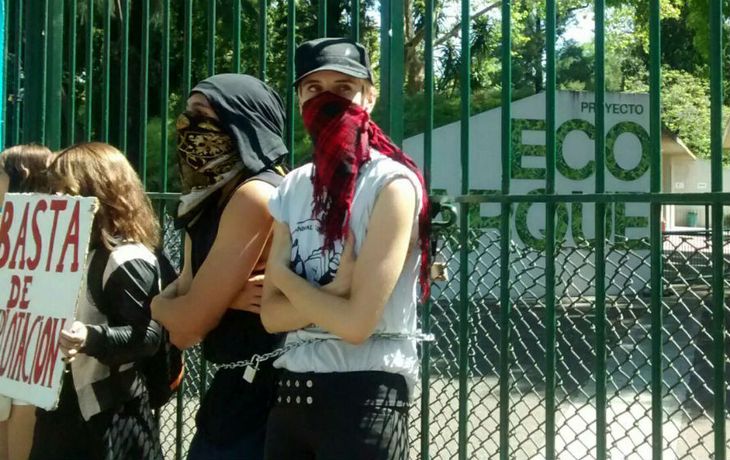 Activistas se encadenaron en la puerta del Zoológico