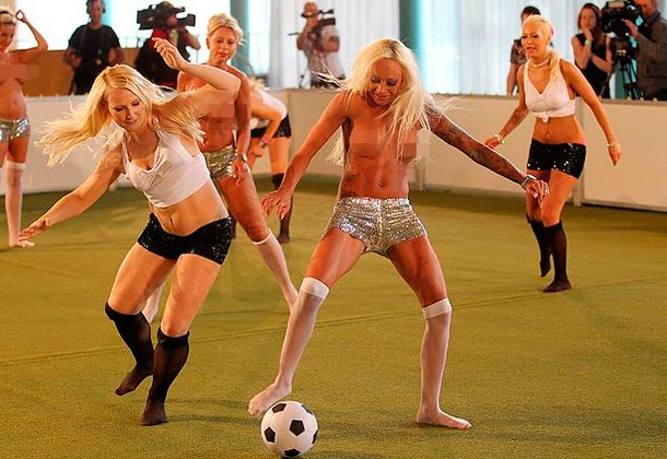 Un equipo de fútbol integrado por mujeres sin camiseta