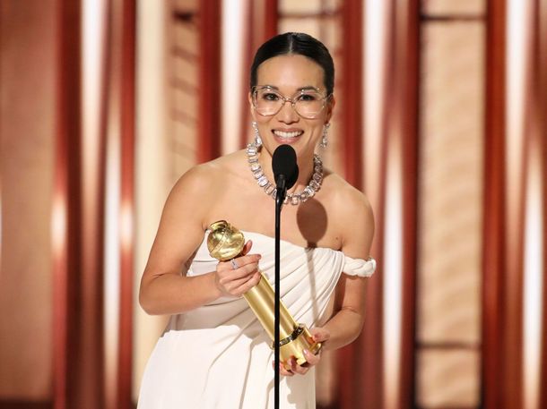 Ali Wong con su premio. Ali Wong con su premio.