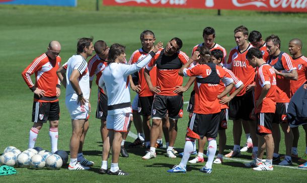 Almeyda planea un equipo hiper ofensivo para recibir a Unión