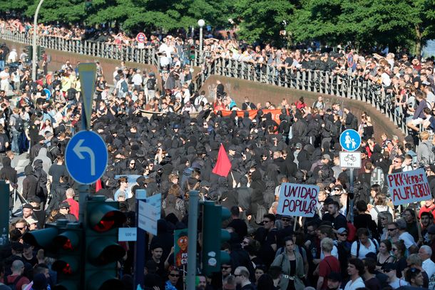 La policía reprimió una protesta de activistas anti G-20 en Hamburgo