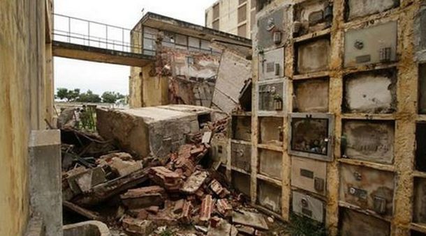 Cierran el cementerio municipal de Santa Fe por el derrumbe de 90 nichos