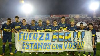 El plantel xeneize con la bandera dedicada a Fernando Gago El plantel xeneize con la bandera dedicada a Fernando Gago