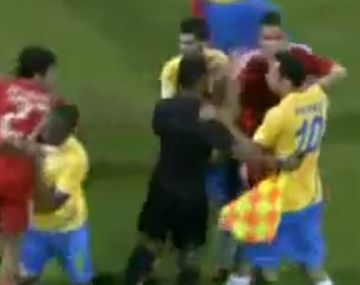 Un brasileño causó una terrible batalla campal en el fútbol de Qatar