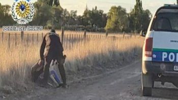 insolito: se disparo a si mismo por accidente al bajarse de un taxi y quedo detenido insolito: se disparo a si mismo por accidente al bajarse de un taxi y quedo detenido