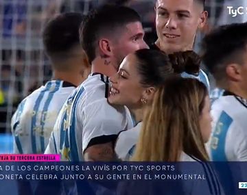 Tini se animó y bajó a dar la vuelta olímpica con De Paul