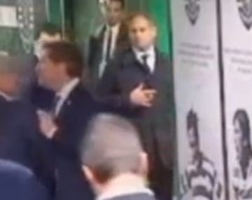 El momento del supuesto escupitajo del dirigente