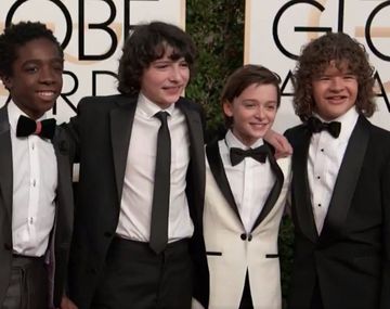 Los chicos de Stranger Things en la alfombra de los Globo de Oro