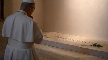 La oración de León XIV ante la sencilla tumba de Francisco.