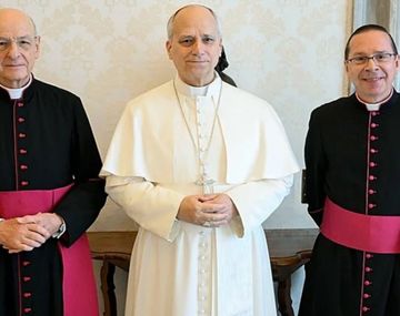 El papa León XIV con Mons. Fernando Ocáriz, acompañado de Mons. Mariano Fazio.
