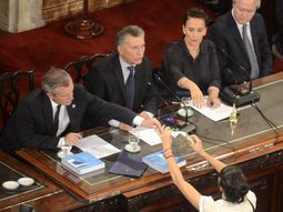 Macri recibió un paquete de yerba Macri recibió un paquete de yerba