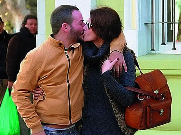 Mónica Antonópulos a los besos con un desconocido