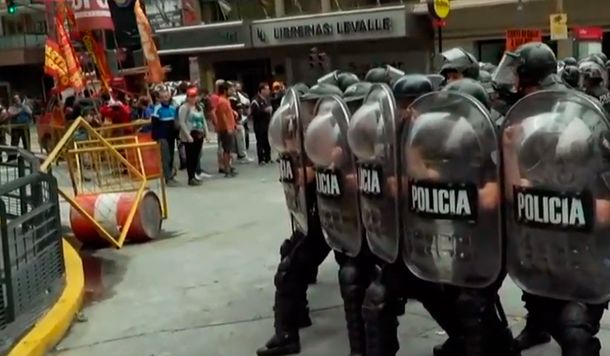 La policía se enfrenta a un grupo de manifestantes en Corrientes y Callao