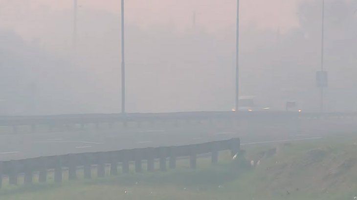 Peligro en la Panamericana: incendio en una reserva ecológica provoca baja visibilidad