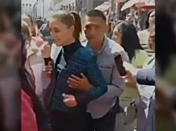 video: un hombre acoso a la presidenta de mexico en plena calle video: un hombre acoso a la presidenta de mexico en plena calle