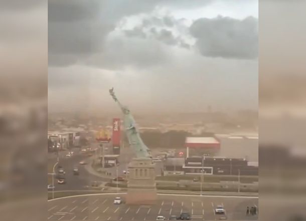 Impactante video: temporal derribó una réplica de la Estatua de la Libertad en Porto Alegre